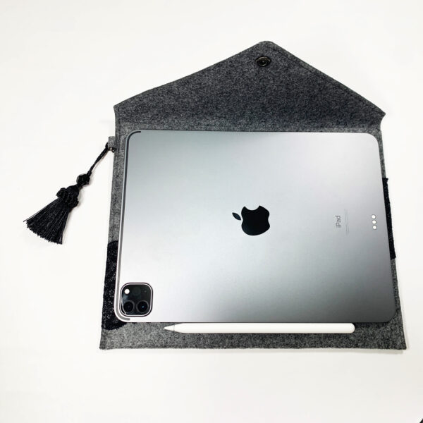iPadケース-グレー×黒レース横型大きさ